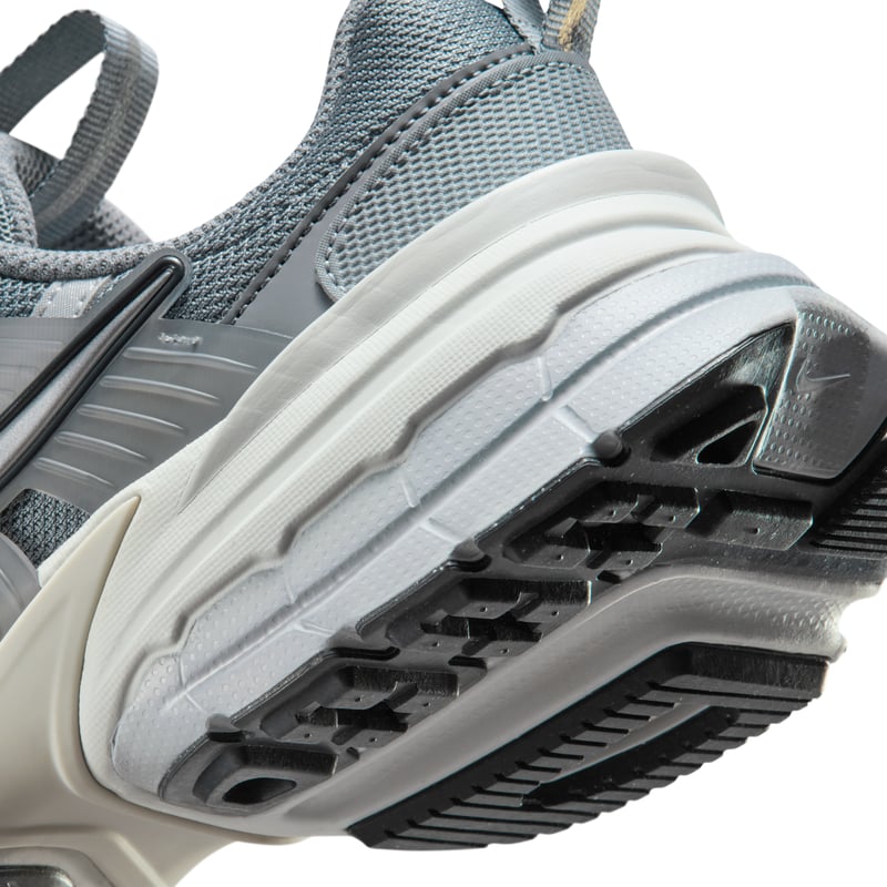 Обувки Nike V2K Run "Cool Grey & Photon Dust" | Жени | Sportstyle | 08 | SPORTSHOWROOM