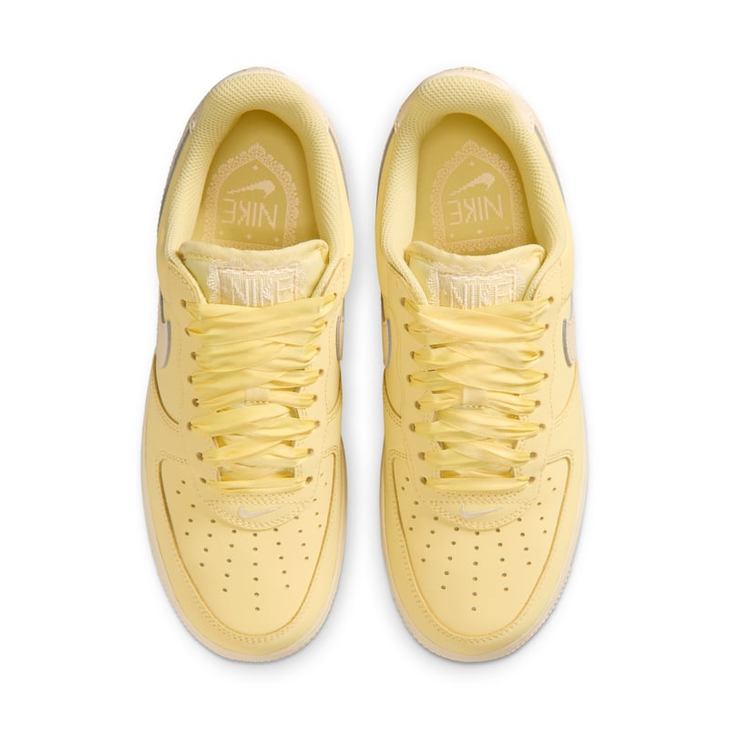 Nike Air Force 1 Retro Premium Sneaker "Soft Yellow & Sunbleach" | Damen | Sportstyle | 04 | SPORTSHOWROOM