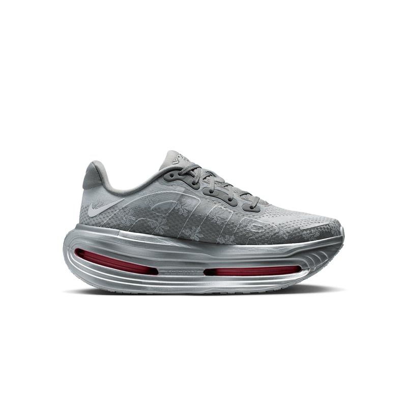 Nike Vomero Premium ‘Fleur De Lis’ löparskor "Geyser Grey & Metallic Silver" | Kvinnor | Löpning | 03 | SPORTSHOWROOM