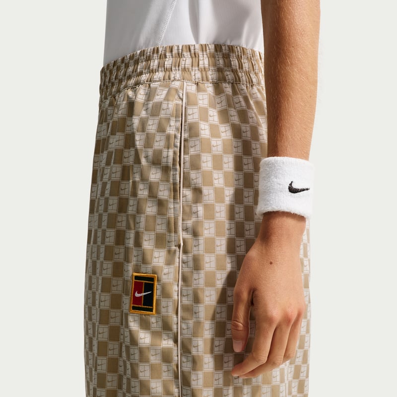 NikeCourt Court Collection Mid-Rise Loose Byxor "Parachute Beige" | Kvinnor | Tennis | 03 | SPORTSHOWROOM
