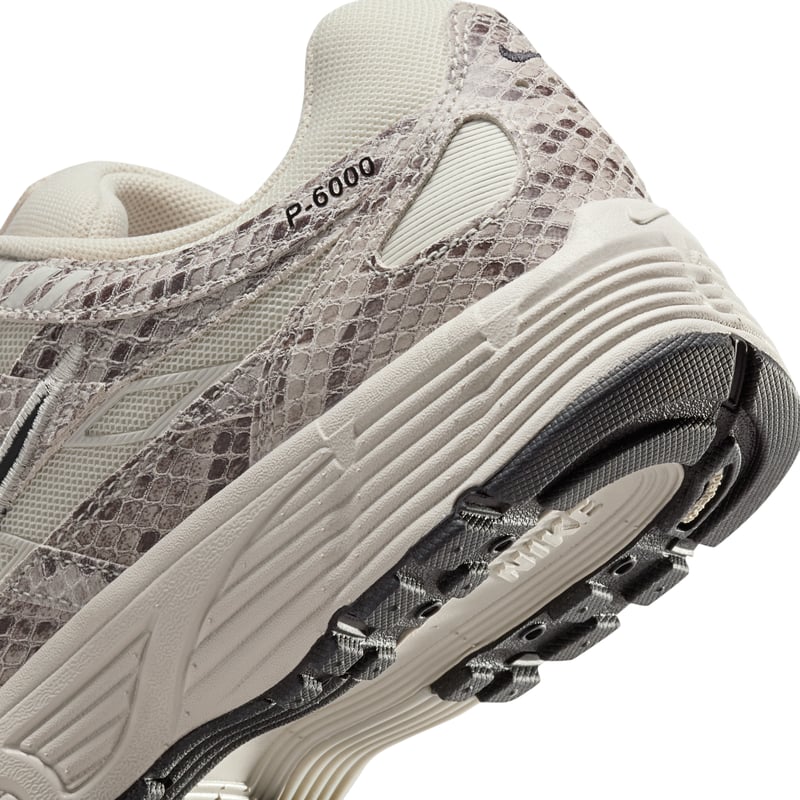 Nike P-6000 SE ‘Snakeskin’ sneakers "Light Bone & Black" | Dame | Sportstyle | 07 | SPORTSHOWROOM