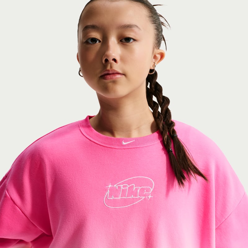 Nike Studio Fleece Lightweight Oversized Graphic Crew Genser "Sail & Playful Pink" | Barn | | 02 | SPORTSHOWROOM