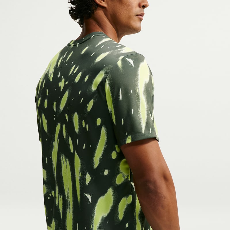 Camiseta Nike Miler Dri-FIT UV "Camo Green" | Hombre | Correr | 02 | SPORTSHOWROOM