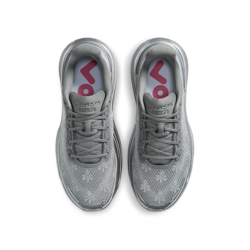 Nike Vomero Premium ‘Fleur De Lis’ löparskor "Geyser Grey & Metallic Silver" | Kvinnor | Löpning | 04 | SPORTSHOWROOM