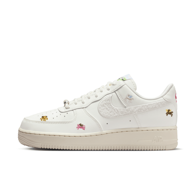 Superge Nike Air Force 1 '07 SE "LNY" | Ženske | Sportstyle | 01 | SPORTSHOWROOM