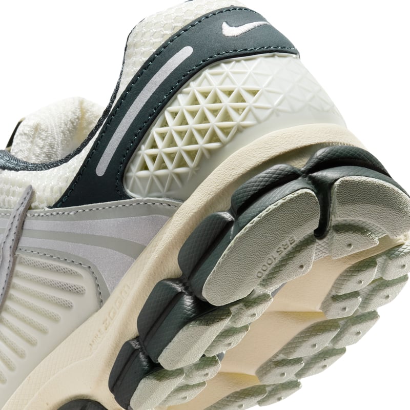 Nike Zoom Vomero 5 IO7452-133 08