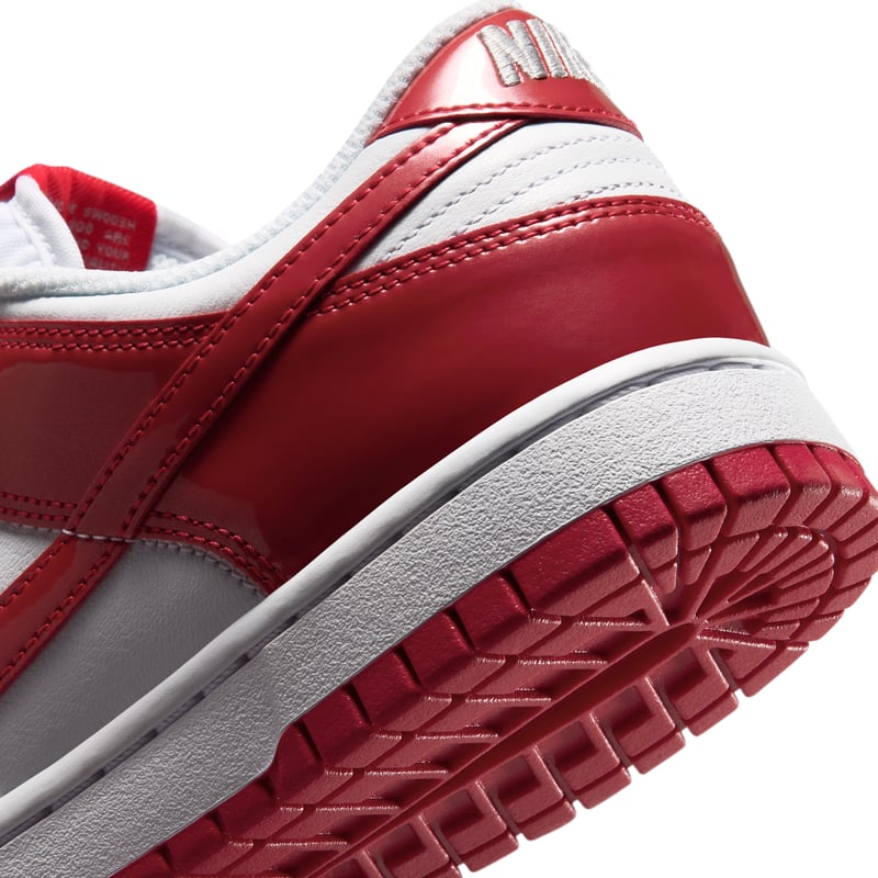Nike Dunk Low SE ‘Patent’ sneakers "White & University Red" | Dame | Sportstyle | 08 | SPORTSHOWROOM
