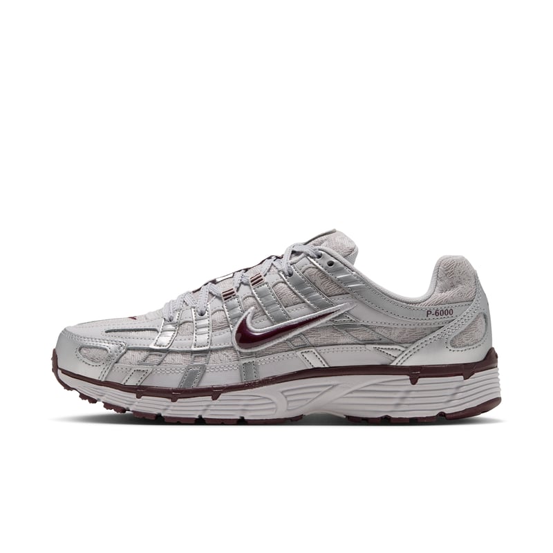 Sneakersy Nike P-6000 "Vast Grey & Burgundy Crush" | Kobiety | Sportstyle | 01 | SPORTSHOWROOM
