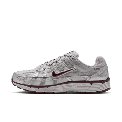Tenisky Nike P-6000 "Vast Grey & Burgundy Crush" | Ženy | Sportstyle | 01 | SPORTSHOWROOM