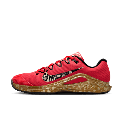 Nike Vapor 12 Clay x Carlos Alcaraz tennis runners "Sport Red & Metallic Gold" | Men | Tennis | 01 | SPORTSHOWROOM