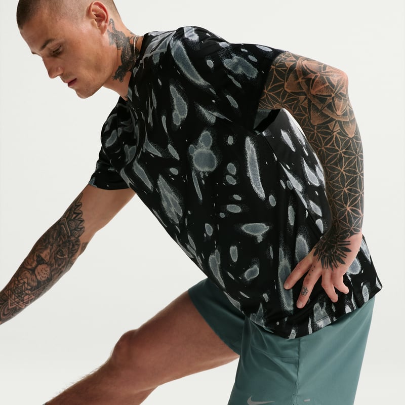 Camiseta Nike Miler Dri-FIT UV "Black" | Hombre | Correr | 03 | SPORTSHOWROOM