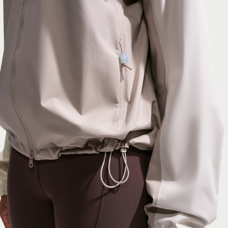 Nike ACG "Phantazma" Storm-FIT ADV Jakke "Light Orewood Brown & Cream II" | Dame | | 08 | SPORTSHOWROOM