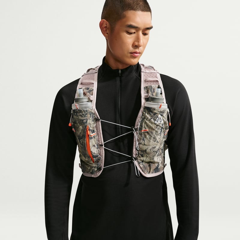 Nike ACG 'Chamo Camo' Gilet (5L) Gilet "Neutral Olive & Safety Orange" | Men & Women | | 01 | SPORTSHOWROOM