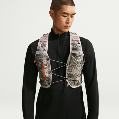Nike ACG 'Chamo Camo' Gilet (5L) Gilet "Neutral Olive & Safety Orange" | Men & Women | | 01 | SPORTSHOWROOM