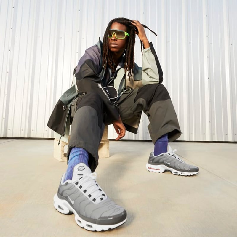 Nike Air Max Plus SE DV7665-002 02