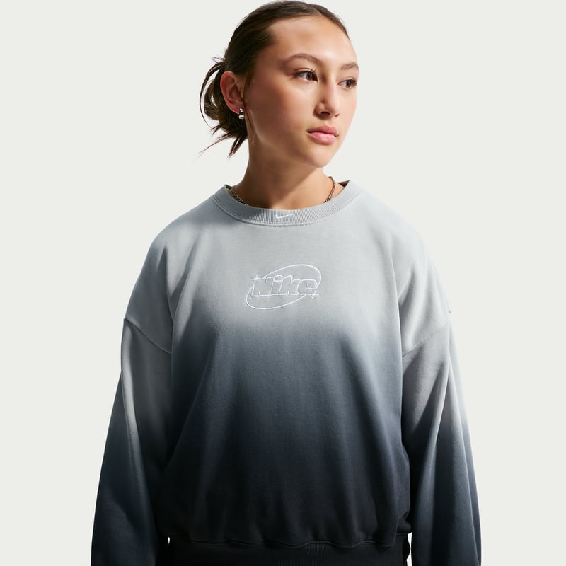 Nike Studio Fleece Lightweight Oversized Graphic Crew Genser "Light Smoke Grey" | Barn | | 00 | SPORTSHOWROOM