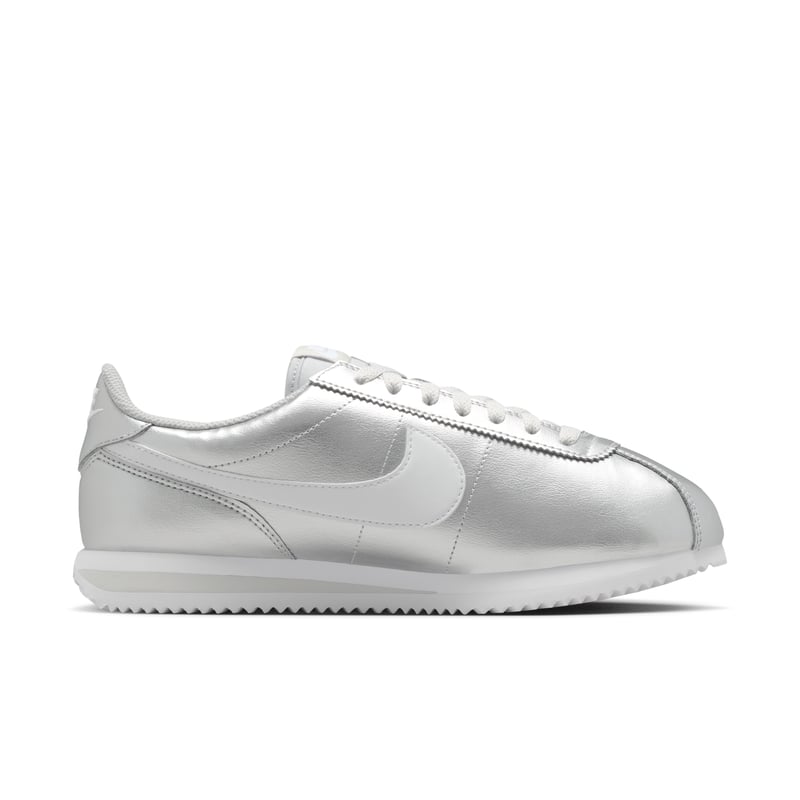 Sneakersy Nike Cortez "Metallic Silver & Grey Fog" | Kobiety | Sportstyle | 03 | SPORTSHOWROOM