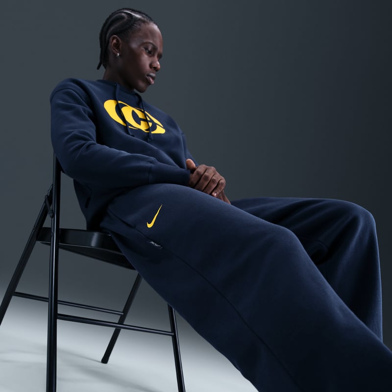 Nike Caitlin Clark Phoenix Fleece Hose "Midnight Navy & Amarillo" | Damen | Sportstyle & Basketball | 04 | SPORTSHOWROOM