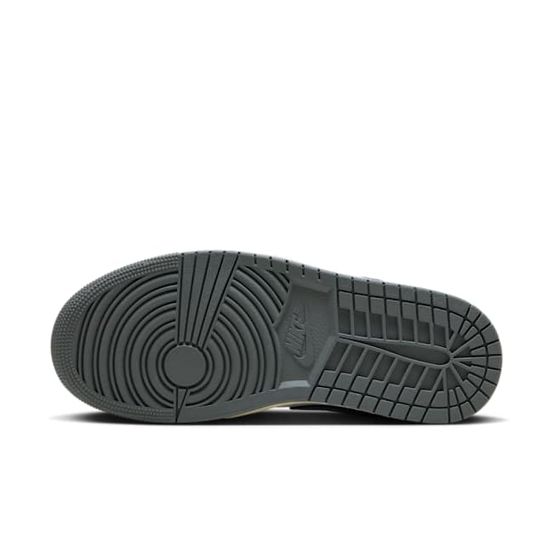 Jordan 1 Low SE FV8439-104 02