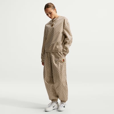 NikeCourt Court Collection Mid-Rise Loose Byxor "Parachute Beige" | Kvinnor | Tennis | 01 | SPORTSHOWROOM