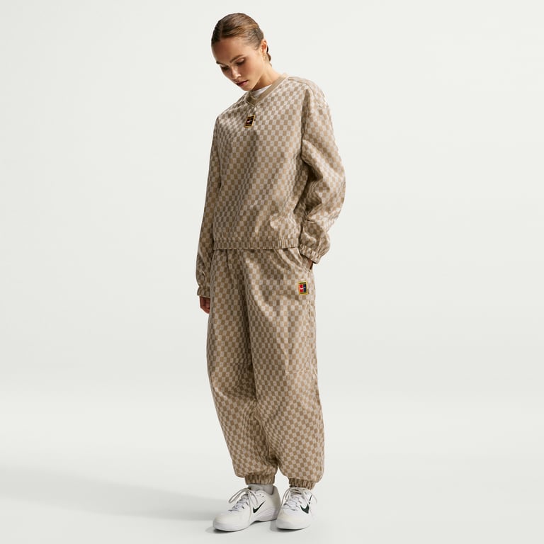 NikeCourt Court Collection Mid-Rise Loose Byxor "Parachute Beige" | Kvinnor | Tennis | 01 | SPORTSHOWROOM
