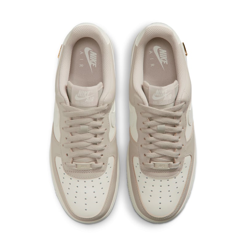 Nike Air Force 1 '07 Sneaker "Cream II & Metallic Gold" | Damen | Sportstyle | 04 | SPORTSHOWROOM