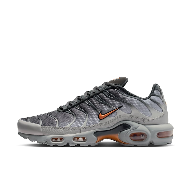 Superge Nike Air Max Plus "Light Smoke Grey & Hot Curry" | Moški | Sportstyle | 01 | SPORTSHOWROOM