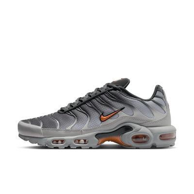 Superge Nike Air Max Plus "Light Smoke Grey & Hot Curry" | Moški | Sportstyle | 01 | SPORTSHOWROOM