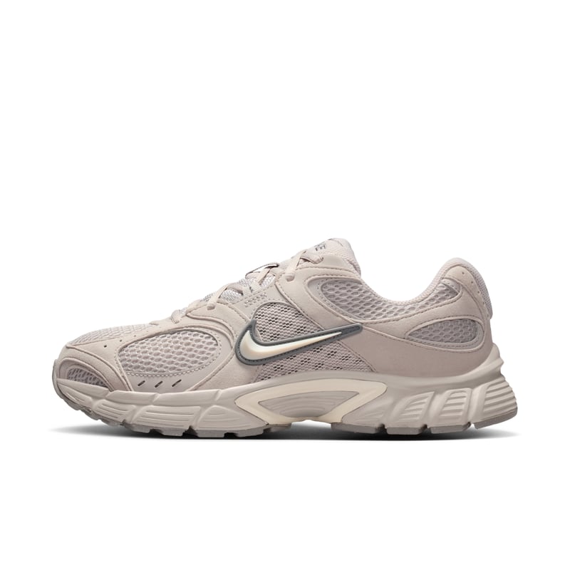 Sneakersy Nike v "Moon Particle & Light Orewood Brown" | Kobiety | Sportstyle | 01 | SPORTSHOWROOM