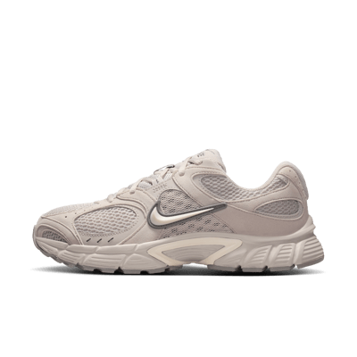 Tenisky Nike v "Moon Particle & Light Orewood Brown" | Ženy | Sportstyle | 01 | SPORTSHOWROOM