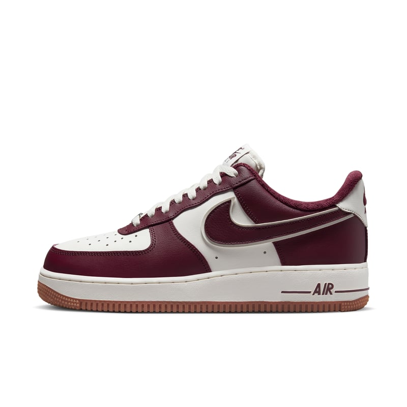 Nike Air Force 1 '07 LV8 ‘College Pack’ sneakers "Night Maroon" | Män | Sportstyle | 00 | SPORTSHOWROOM