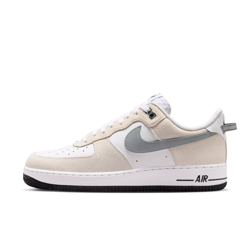 Nike Air Force 1 '07 LV8 Sneaker "White & Metallic Cool Grey" | Herren | Sportstyle | 01 | SPORTSHOWROOM