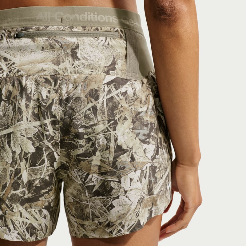 Nike ACG 'Chamo Camo' Dri-FIT 4" Brief-Lined Shortsit "Sequoia" | Naiset | Outdoor | 03 | SPORTSHOWROOM