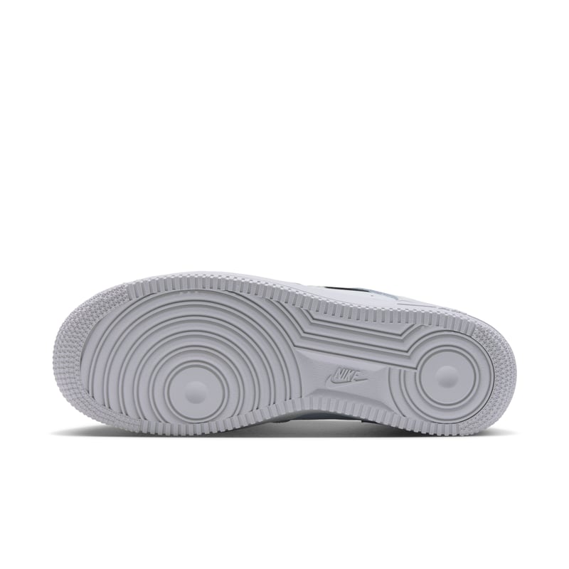 Nike Air Force 1 '07 ‘Chrome Swoosh’ sneakers "Pure Platinum" | Dame | Sportstyle | 02 | SPORTSHOWROOM
