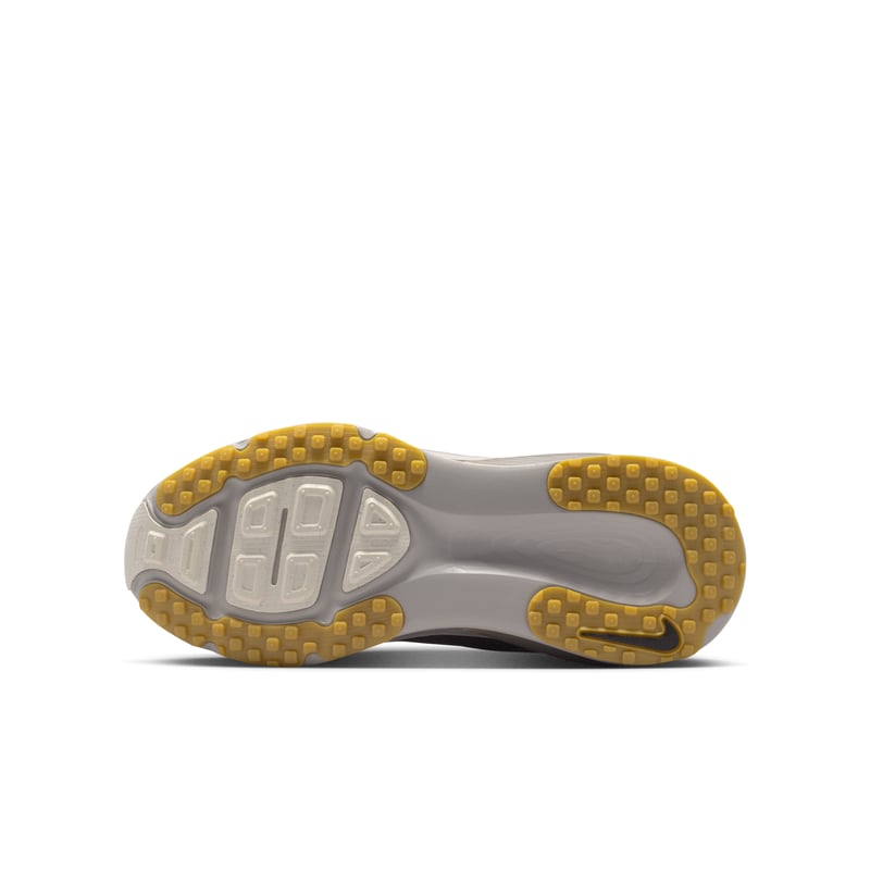 Nike Vomero 18 HQ2157-200 02