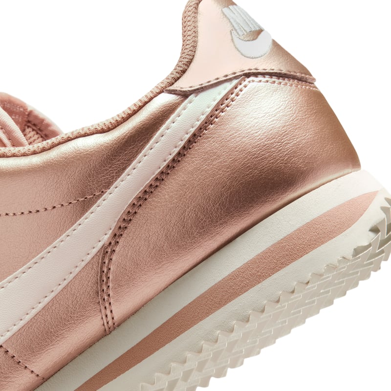Nike Cortez sneakers "Metallic Red Bronze & Rose Whisper" | Dame | Sportstyle | 08 | SPORTSHOWROOM