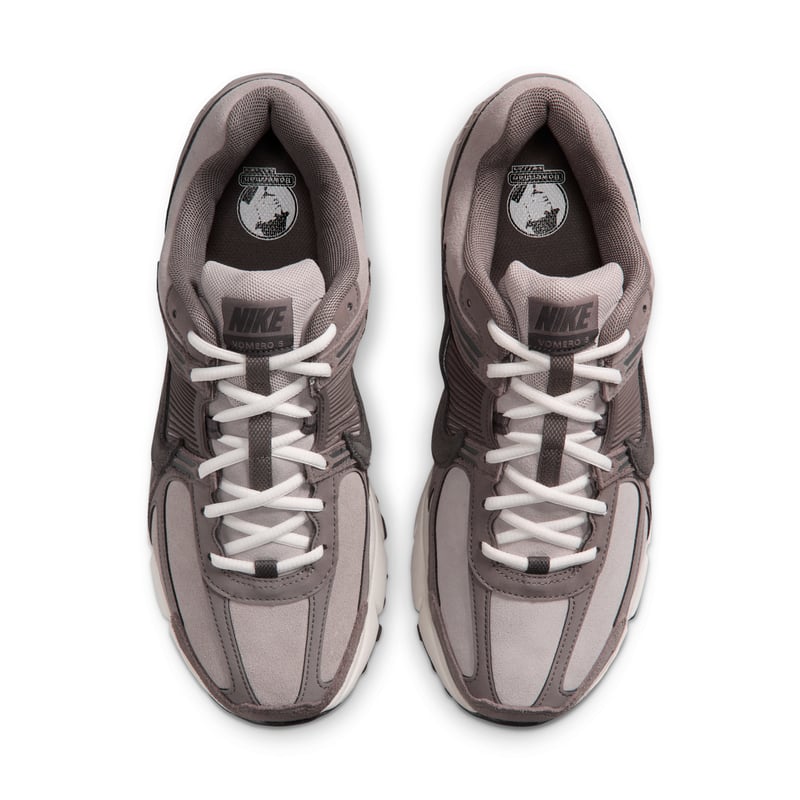 Nike Zoom Vomero 5 SE trainers "College Grey & Cave Stone" | Men | SportStyle | 03 | SPORTSHOWROOM