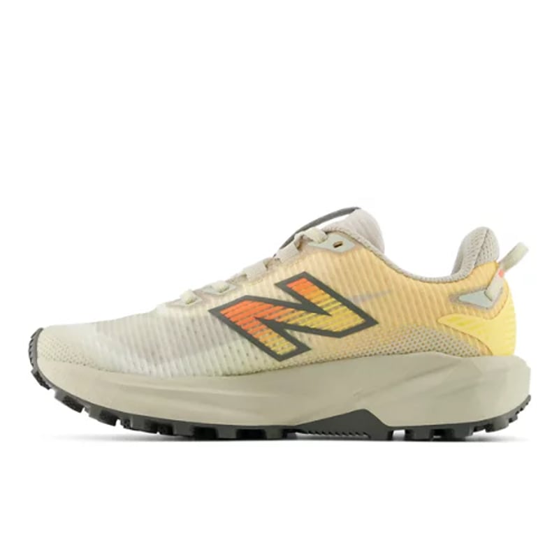Tekaški copati New Balance FuelCell Rebel Trail "White Peach & Timberwolf" | Ženske | Tek | 01 | SPORTSHOWROOM