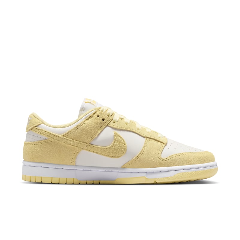Nike Dunk Low Suede sneakers "Sail & Soft Yellow" | Dame | Sportstyle | 03 | SPORTSHOWROOM