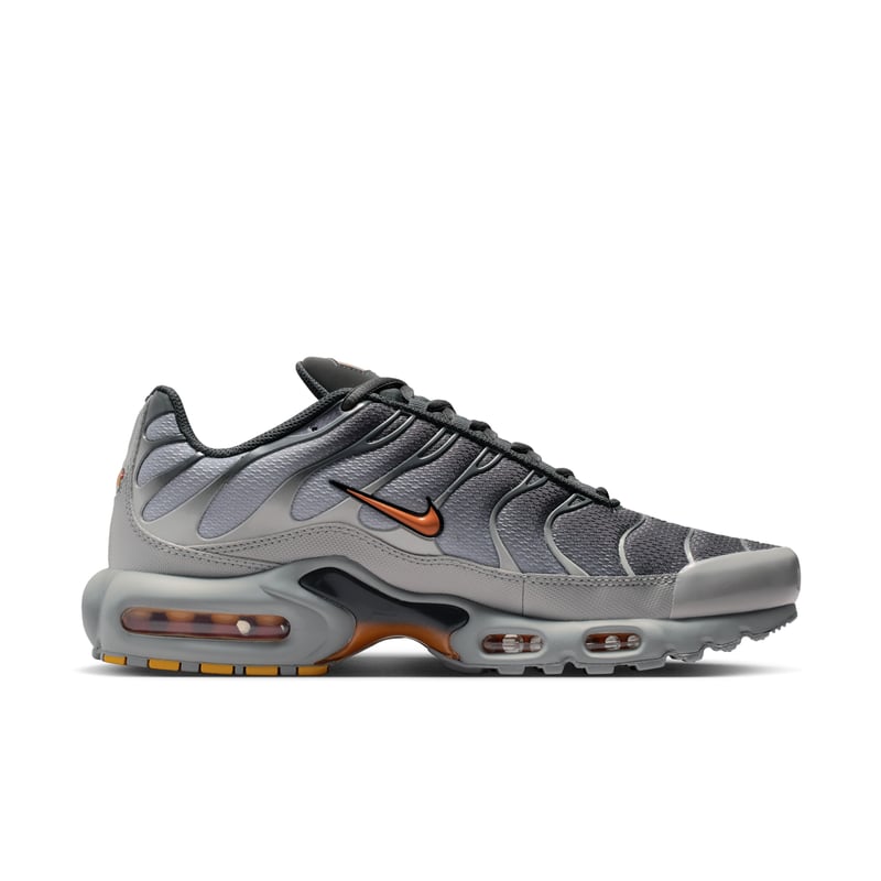 Superge Nike Air Max Plus "Light Smoke Grey & Hot Curry" | Moški | Sportstyle | 03 | SPORTSHOWROOM