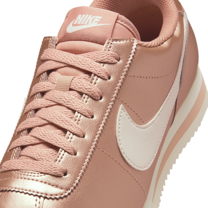 Nike Cortez sneakers "Metallic Red Bronze & Rose Whisper" | Dame | Sportstyle | 07 | SPORTSHOWROOM