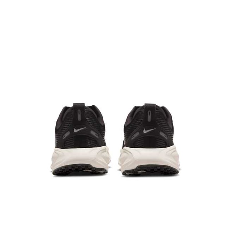 Nike Vomero 18 HQ2157-004 06