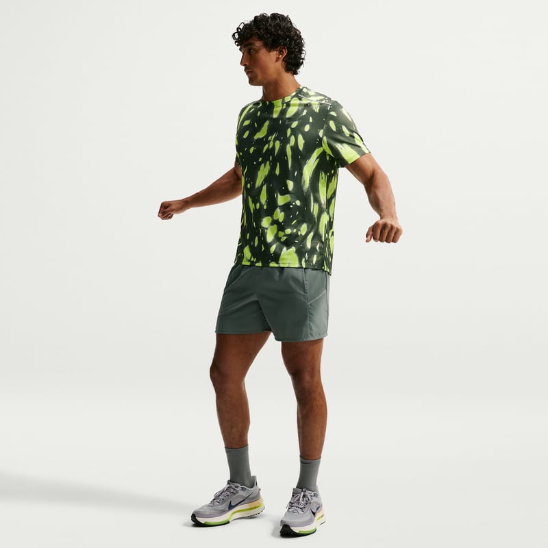 Camiseta Nike Miler Dri-FIT UV "Camo Green" | Hombre | Correr | 04 | SPORTSHOWROOM