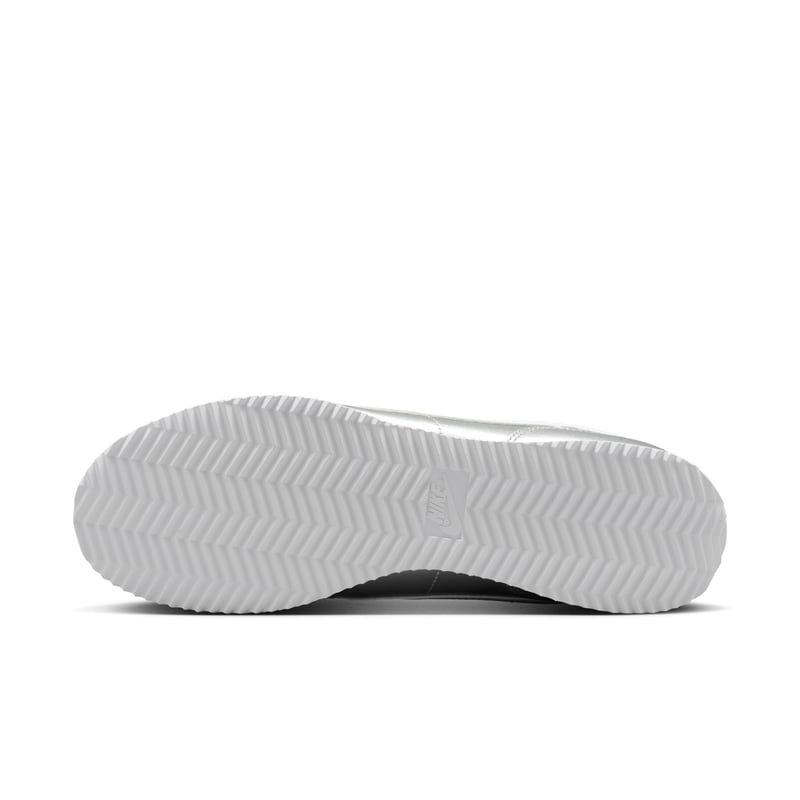 Sneakersy Nike Cortez "Metallic Silver & Grey Fog" | Kobiety | Sportstyle | 02 | SPORTSHOWROOM