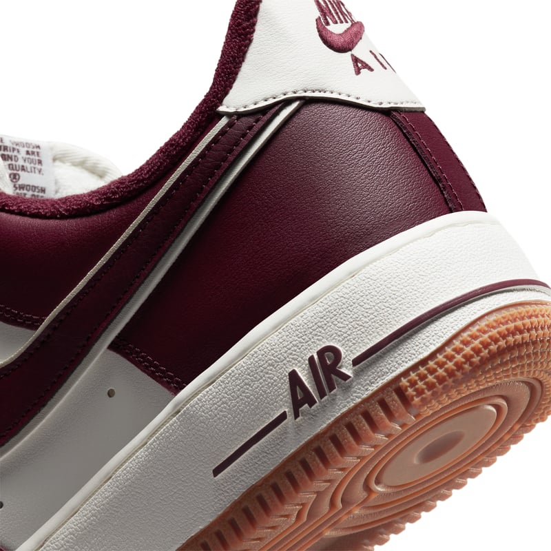 Nike Air Force 1 '07 LV8 ‘College Pack’ sneakers "Night Maroon" | Män | Sportstyle | 08 | SPORTSHOWROOM