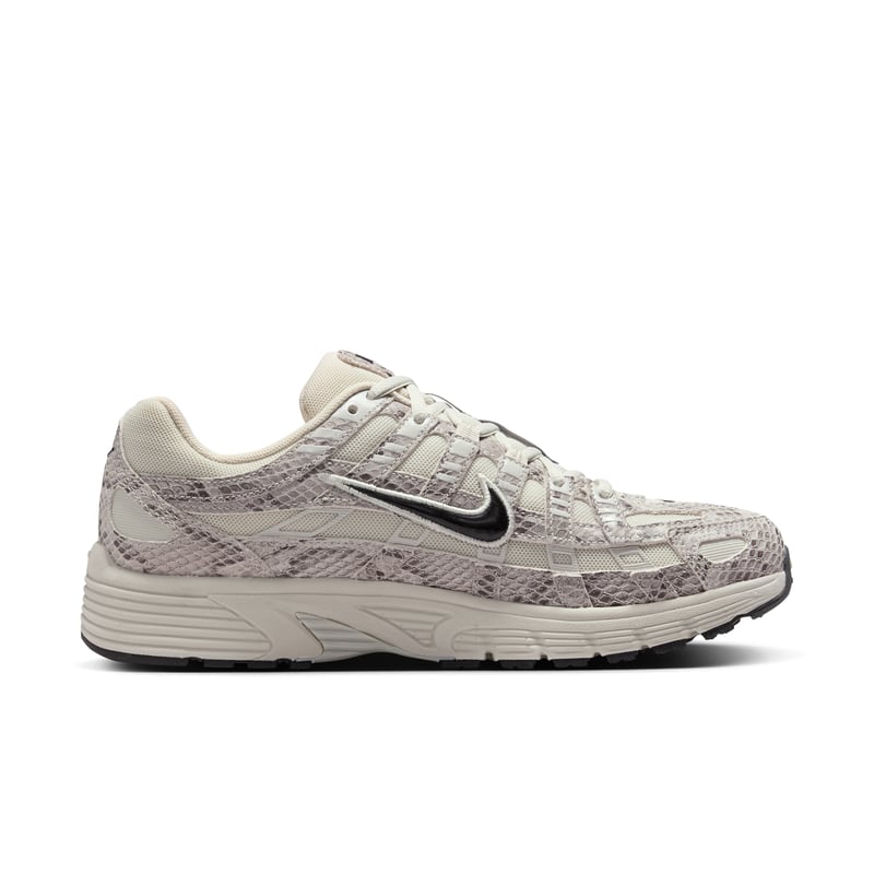 Nike P-6000 SE ‘Snakeskin’ sneakers "Light Bone & Black" | Dame | Sportstyle | 02 | SPORTSHOWROOM