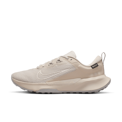 Scarpe da trail running Nike Juniper Trail 2 GORE-TEX "Cream II & Light Orewood Brown" | Donna | Outdoor | 01 | SPORTSHOWROOM