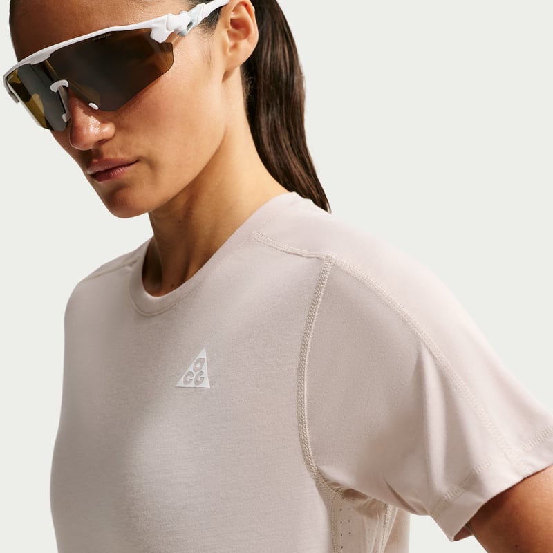 Camiseta Nike ACG Dri-FIT "Cream II" | Mujer | Aire Libre | 03 | SPORTSHOWROOM