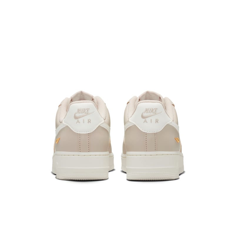 Nike Air Force 1 '07 Sneaker "Cream II & Metallic Gold" | Damen | Sportstyle | 06 | SPORTSHOWROOM