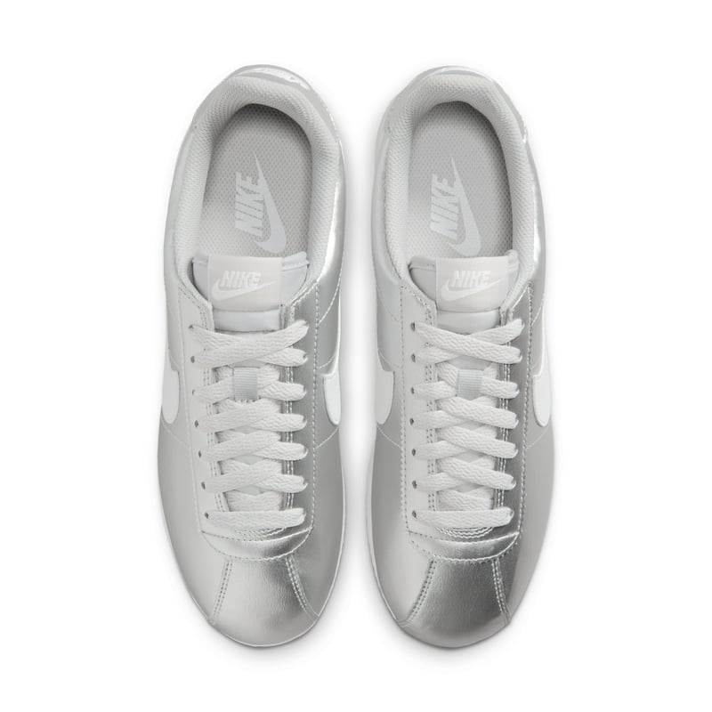 Sneakersy Nike Cortez "Metallic Silver & Grey Fog" | Kobiety | Sportstyle | 04 | SPORTSHOWROOM